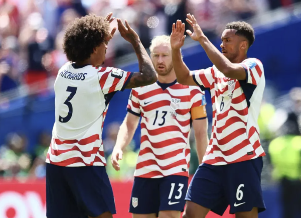 Estados Unidos clasifica a dieciseisavos del Mundial tras vencer 2-0 a Australia