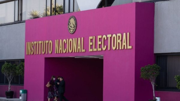 INE da carpetazo a expediente contra Martín López Obrador por recibir dinero en efectivo de David León