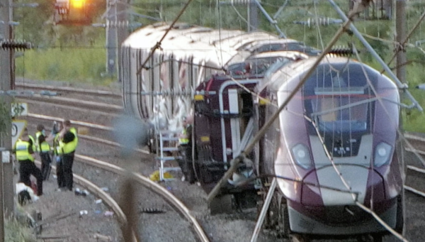 Colisión entre dos trenes de pasajeros al norte de Londres deja al menos un muerto y 89 heridos