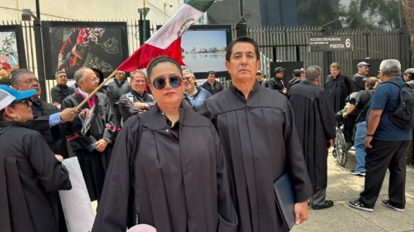 Jueces y magistrados en retiro protestan en el Senado por pensiones incumplidas tras la reforma judicial