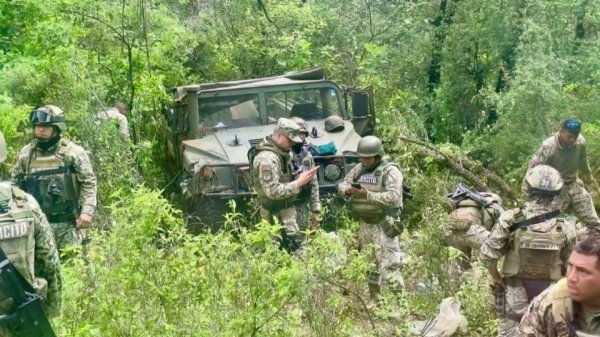 Accidente de hummer militar deja siete heridos en Michoacán