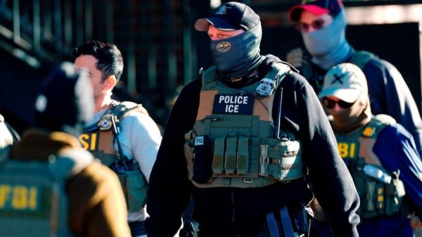 Juez prohíbe a agentes de ICE detener a extranjeros en tribunales de migración