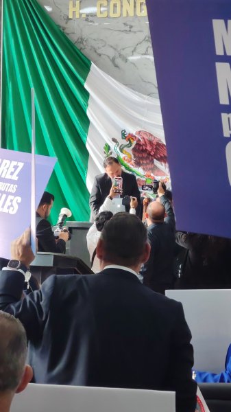 Entre pancartas y porras, tanto a favor y en contra de Maru, se entrega Informe al Congreso