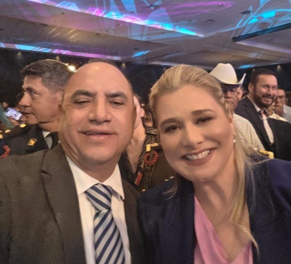 Reconoce Noel Chávez a Maru Campos durante su 4º Informe de Gobierno