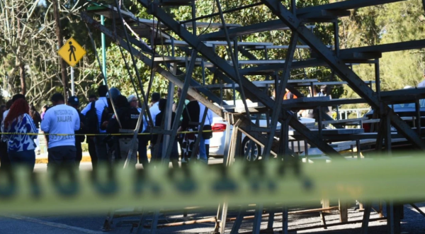 Colapsan gradas durante fotografía de graduación en la Universidad Veracruzana; hay 18 heridos
