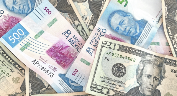 Peso mexicano retrocede frente al dólar por nerviosismo sobre Oriente Medio