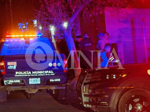 Mujer mayor sale por la puerta falsa en la Campesina