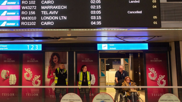 Miles de viajeros están varados en todo el mundo debido a la suspensión de vuelos por la guerra