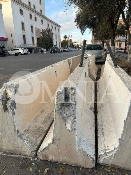 Aparecen vallas de concreto en el primer cuadro de la ciudad previo al 8M