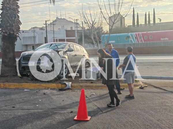 Mujer choca contra poste frente al Palomar