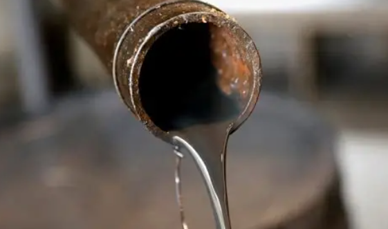 Subió el crudo Brent a 82.37 dólares el barril, su nivel más alto desde enero de 2025