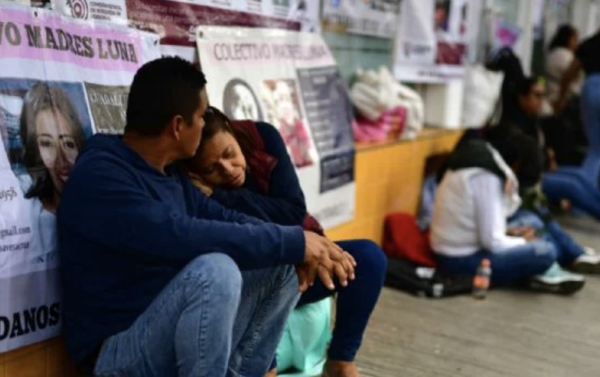 Colectivos de desaparecidos cumplen más de 24 horas en plantón frente a la CEAIV de Veracruz