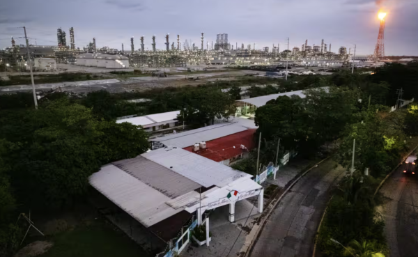 A metros de la refinería Dos Bocas: niños enferman, madres dan la batalla y el gobierno no responde