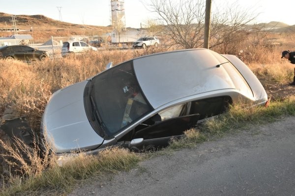 Joven vuelca en la Cantera, sale ileso