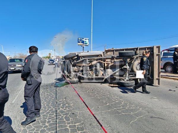 Choca a unidad de Dspm y vuelca en la Tecnológico