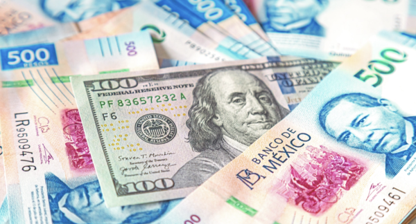 Peso mexicano recupera terreno frente al dólar; mercado sigue atento a Oriente Medio