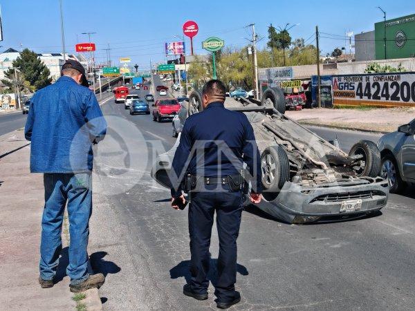Vuelca vehículo tras choque en la Silvestre Terrazas