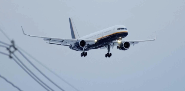 Aumentan vuelos de repatriación por cierre de espacio aéreo en Oriente Medio; miles de personas varadas