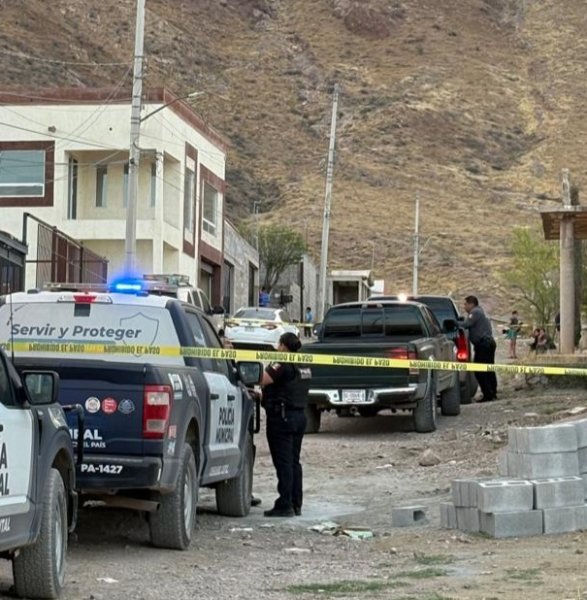 Hombre sale por la puerta falsa en colonia Cerro Grande