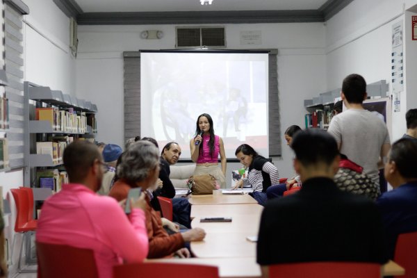 Presenta Jane Rouix charla de literatura infantil en Paréntesis Cultural