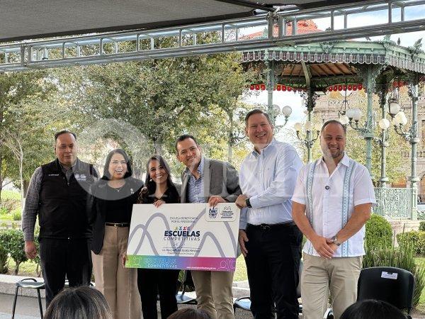 Encabeza Bonilla entrega de cheques del Programa Escuelas Competitivas