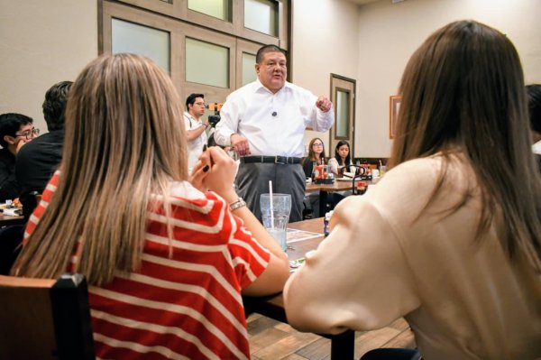 Dialoga Fiscal César Jáuregui con estudiantes de la URN
