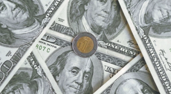 Peso mexicano retrocede 1.31% frente al dólar ante regreso de la aversión al riesgo