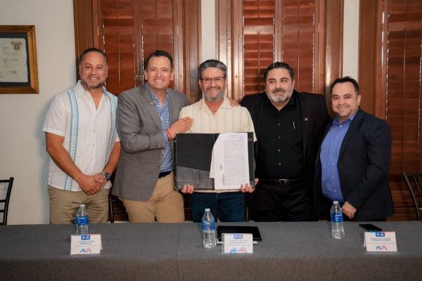 Felicidades, ahora cuentan con escrituras de sus casas: Marco Bonilla a 74 familias