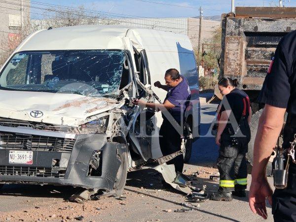 Conductor queda atrapado tras fuerte choque contra camión de volteo en la avenida Fuerza Aérea