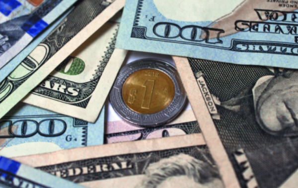 Peso mexicano retrocede más de 3% en la semana ante un débil sentimiento por el riesgo en el mercado