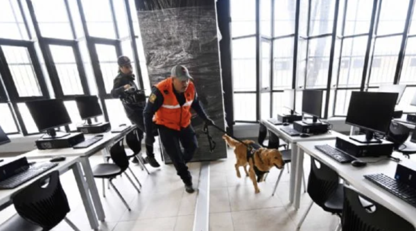 Gobierno federal dona a la UNAM dos perros entrenados para detección de riesgos