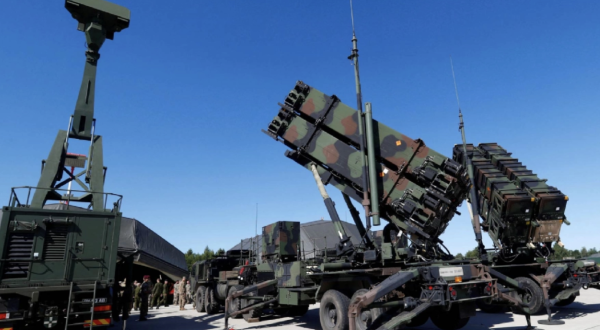 Trump se reúne con ejecutivos de defensa para promover aumento de producción mientras EU ataca Irán