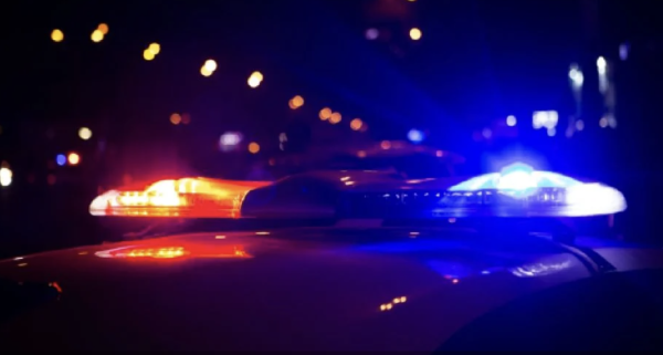 Policías de la CDMX empujan un taxi con dos cadáveres de Azcapotzalco hacia Naucalpan