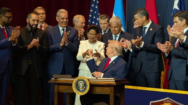 Trump dice ante algunos mandatarios latinoamericanos: «No voy a aprender su maldito idioma»