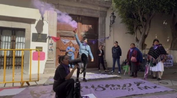 Colectivo de mujeres protesta ante la Secretaría de Gobierno en Querétaro