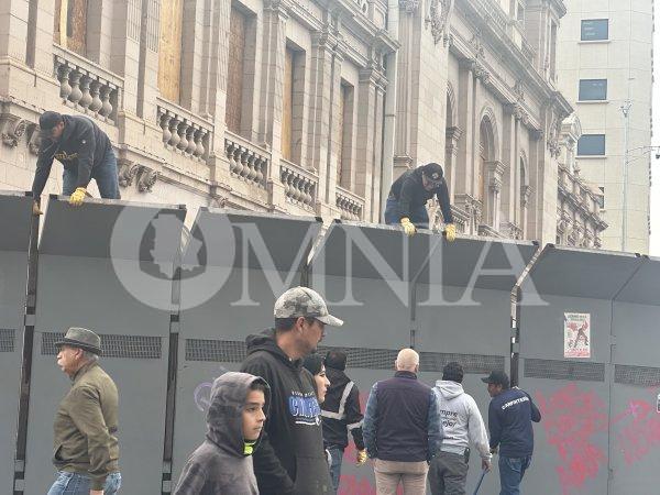 Comienzan a retirar vallas de Palacio Municipal