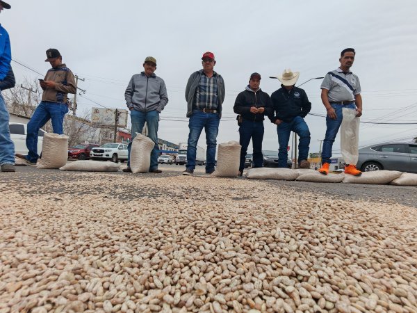 Cierran agricultores en Juan Pablo II en manifestación por falta de atención de Alimentación para el Bienestar