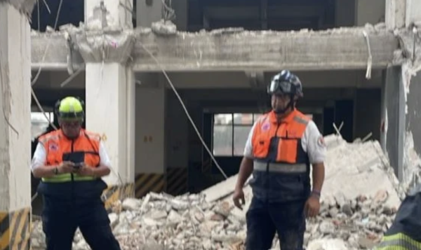 Colapsa edificio en demolición en San Antonio Abad; hay tres personas atrapadas