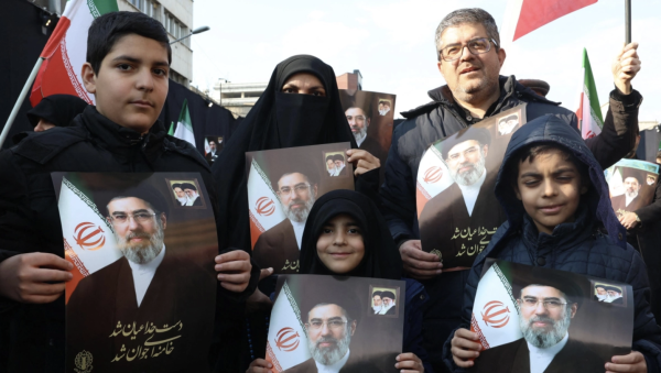 Miles de iraníes salen a las calles para expresar su apoyo al nuevo líder supremo, Mojtaba Jamenei