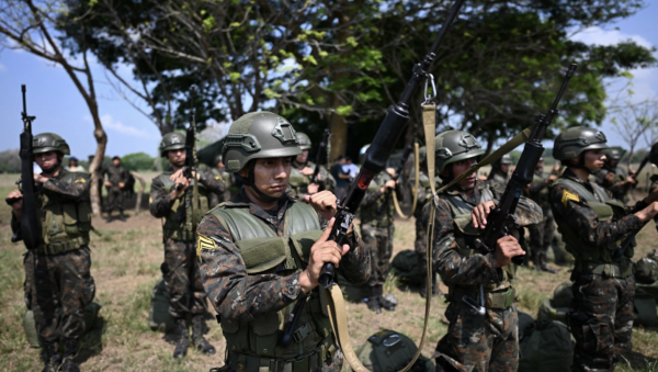 Guatemala anuncia levantamiento de embargo militar impuesto por EU y comprará armas