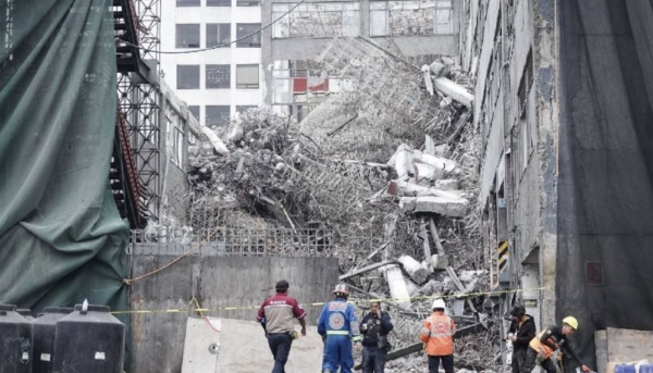 Localizan muerto a trabajador tras derrumbe de edificio en San Antonio Abad; dos continúan atrapados