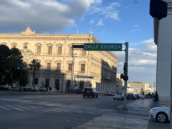Caos vial por falla de semáforos en la calle Carranza