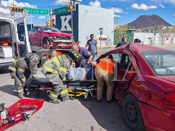 Aparatoso choque deja dos personas atrapadas en vehículo