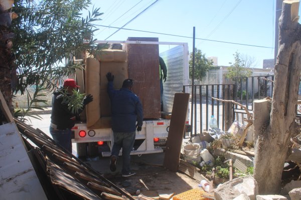 Apoya Municipio a familia para limpiar vivienda de adulta mayor con problema de acumulación