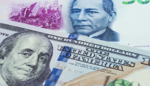 Peso mexicano cae frente a un dólar refugio y un fuerte avance en los precios del petróleo