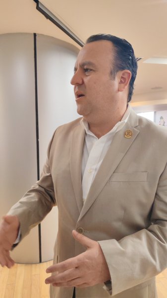 Rechaza Memo Ramírez embestida contra los congresos por revés a la reforma electoral