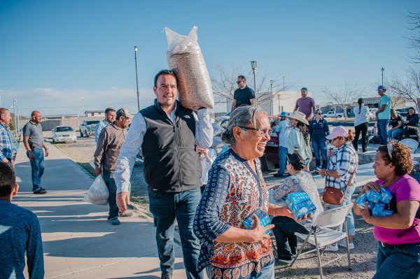 Gobierno Municipal lleva frijol subsidiado y focos ahorradores a la comunidad de El Tecuán