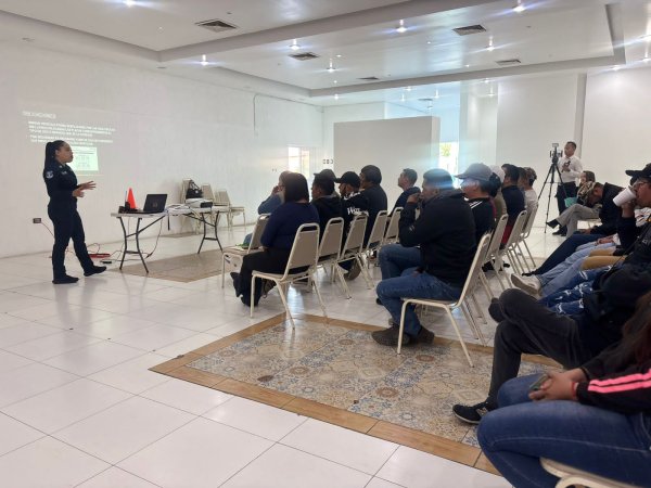Brindan plática de conducción a la defensiva a operadores de plataforma de transporte en Delicias