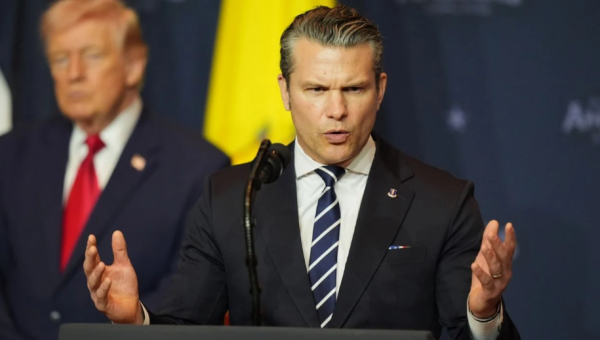 Secretario de Guerra de EU dice que líder de Irán está herido, con miedo y huyendo