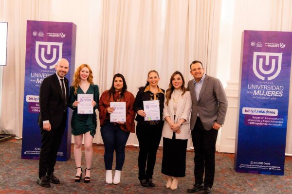 Entrega alcalde Marco Bonilla reconocimiento a primeras egresadas de la Universidad de las Mujeres